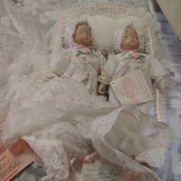 Megan and Melony twin porcelain doll set vintage - Picture 11 of 17